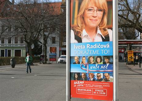 Pedvolební billboardy prezidentských kandidát jsou v Bratislav tém na kadém kroku.